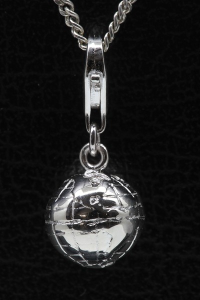 Haast je zeevruchten Woud Zilveren Wereldbol klein hanger én bedel op voorraad - zilverenhangers